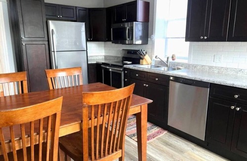 St. Louis Apartment | Quaint 2 Bedroom Flat with Office
