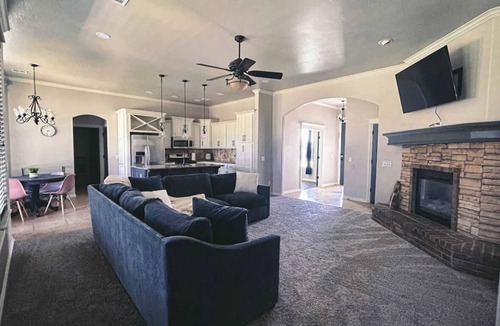 Westbury South House | Quaint and Spacious Home with great highway access