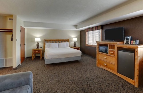 Quincy Hotel | Quaint Riverside Retreat w/Indoor-Outdoor Pool! Free On-site Parking