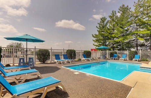 Quincy Hotel | Quaint Riverside Retreat w/Indoor-Outdoor Pool! Free On-site Parking