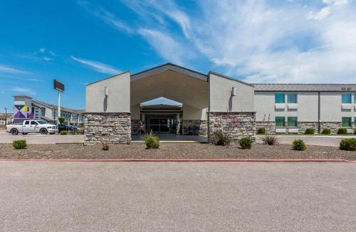 Shawnee Hotel | Quality Inn Shawnee North I-40