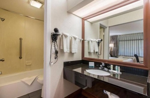 Mount Pleasant Hotel | Quality Inn & Suites Mount Pleasant