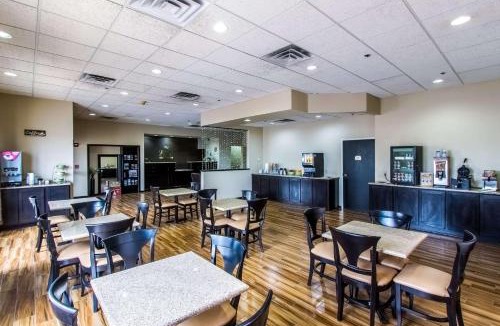 Moline Hotel | Quality Inn & Suites Moline Airport