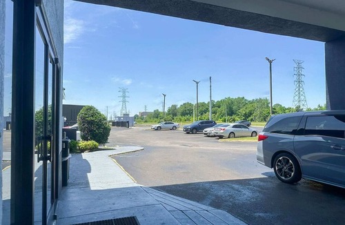 Parkway Village Apartment | Queen Bed Accessible|Non-Smoking