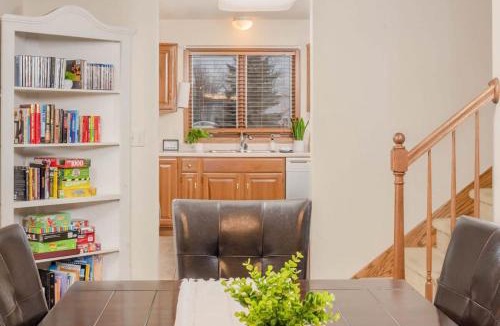 Neenah House | Quiet 3 Bedroom - Minutes from Airport and Mall
