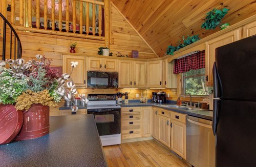 Kodak Cabin | … Quiet Cabin Getaway … Close to Town … Hot Tub …