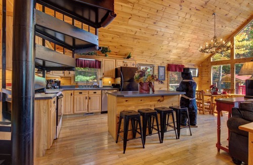 Kodak Cabin | … Quiet Cabin Getaway … Close to Town … Hot Tub …