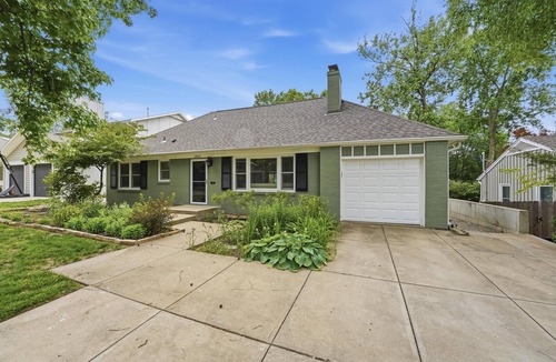 Westwood House | Quiet House With a Cabin Feel
