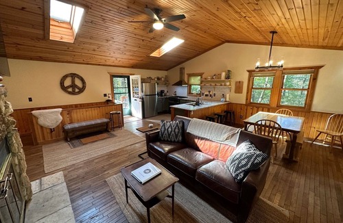 Oxford House | Quiet Lakefront Cabin Getaway Near Wisconsin Dells