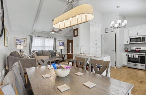 Overland Park House | Quiet OP Neighborhood | 5BR | 5 Kings, 1 Queen