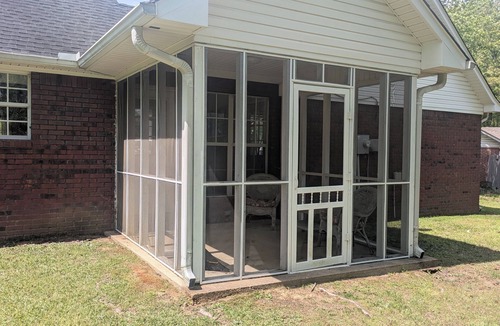 Oxford House | Rebel Rest Stop Lovely 3-bedroom, pet friendly house in quiet cove