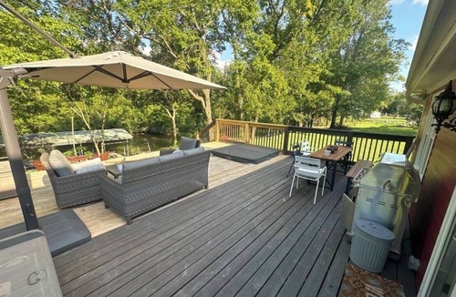 Ashland City House | Redbird Waterfront Cottage with Dock and Hot Tub