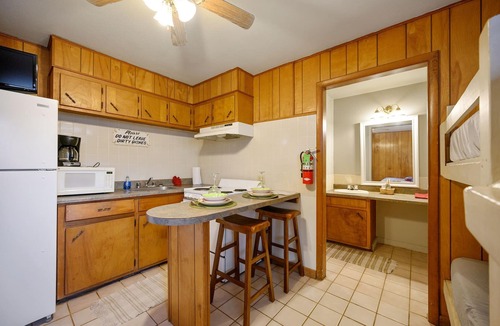 Broken Bow Cabin | Redbud Rest | Sleeps 4 | Cozy Studio Cabin Near Beavers Bend