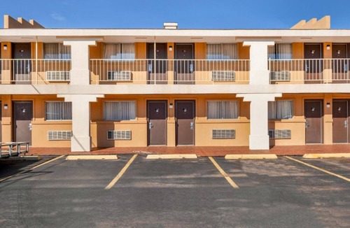 Elk City House | Relax and Unwind! 2 Spacious Units, Free Parking, Near National Route 66 Museum
