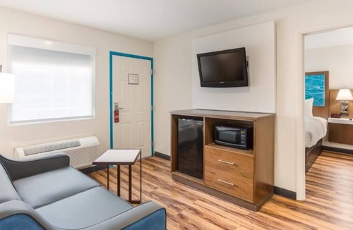 Merry Oaks House | Relax and Unwind! 4 Convenient Units, Free Parking, Easy Access to Downtown