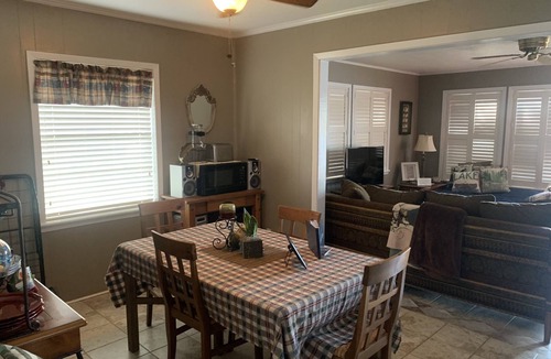 Van Zandt County Cabin | Relax and unwind at Lake Side Cabin