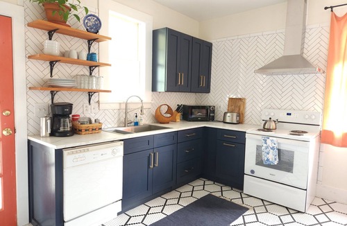 England Cottage | Relax in a Pecan Orchard 15 min. from Airport