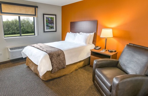 Lebanon Hotel | Relax in This Spacious Room Perfect for Cooking & Lounging Near Historic Village