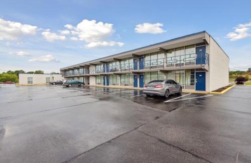 Greeneville Hotel | Relax inn by OYO Greeneville Near Hwy US-321