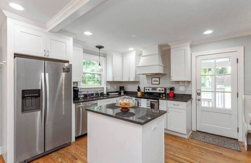 Bluefields House | Relax with the whole family at this peaceful cottage 6 miles to downtown , Opryland and other great attractions in Nashville. This home sleeps 10 comfortably it has 4 bedrooms 3 full bathrooms. Outdoor patio with a bar, hot tub, fire pit and yard