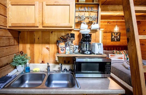 Columbia Cabin | Relaxing and Inviting Log Cabin with Loft in Columbia, Kentucky, Near Several Universities