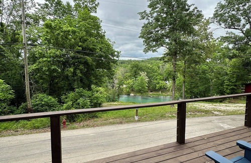 Mammoth Spring House | Relaxing Home with River View