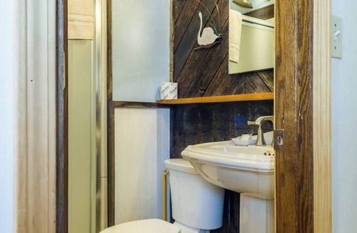 Rice Lake Cabin | Relaxing stay on the lake in Room 5 - The Swans - Curriers Lakeview Lodge