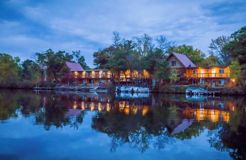 Rice Lake Cabin | Relaxing stay on the lake in Room 5 - The Swans - Curriers Lakeview Lodge