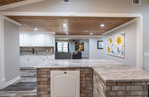 Heber Springs House | Remodeled beauty in Heber Springs! 3 bedrooms and garage apt. Sleeps 8.