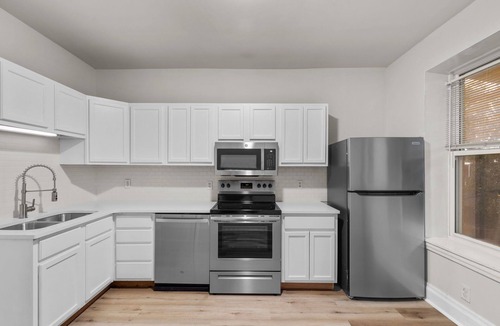 Tower Grove East Apartment | Remodeled cozy apartment centrally located near hospitals and universities!