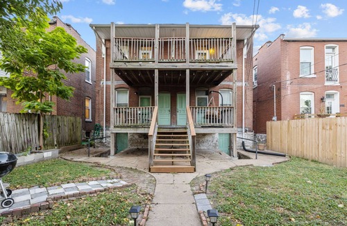 Tower Grove East Apartment | Remodeled cozy apartment centrally located near hospitals and universities!