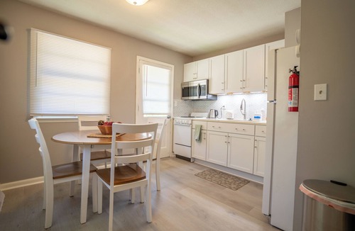 Independence House | Remodeled Entire Home With Garage & King/Queen Bed In Convenient Location