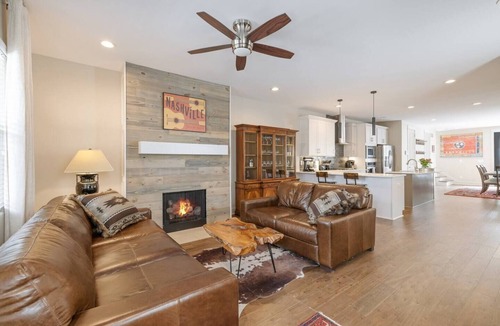 North Nashville House | Restful City Retreat I Minutes to Downtown, Universities, Hospitals I Sleeps 8 I