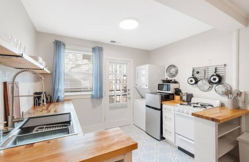 East Memphis Apartment | Retro 1BR for 4 w/King Bed near Music/BBQ Fest!