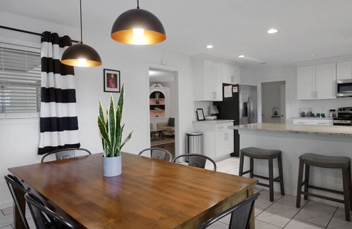 Whitehaven House | Retro Retreat*Walk to Graceland*Free Parking &Wifi