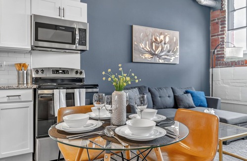 River Market Apartment | River Market Loft Stay - 2BR Stay Near Downtown KC