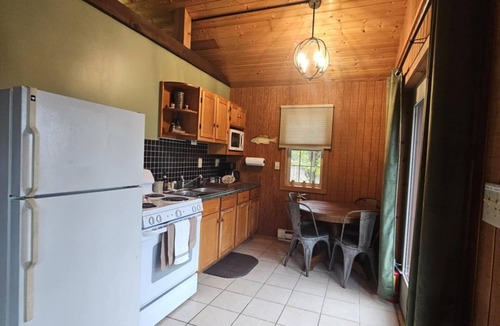 Savanna Cabin | River Rail Retreats Deluxe Cabin with whirlpool jacuzzi at Palisades