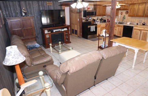Leasburg House | Riverbend Getaway-Adventure awaits- minutes to swim, float, fish, hike and relax