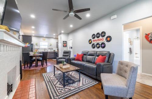 Chickasha House | Rock & Roll House, Fiber Internet, ROKU TV, Washer & Dryer, by DT Chickasha & Leg Lamp!