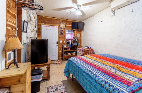 Medicine Park Cabin | Rock & Roll Room- Perfect for a Couple ready to paint the town in Medicine Park