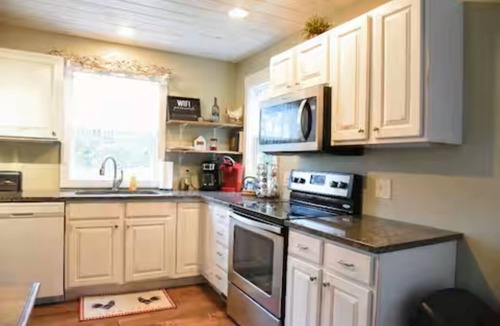 Maryville Cottage | Rocky Creek Cottage ~A charming 2-bedroom country cottage in beautiful Maryville