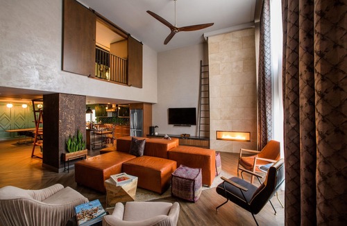 Music Row Hotel | Romantic Stay Near Centennial Park Nashville w/Onsite Bar! Pets are Allowed