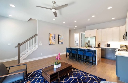 Haynes Area House | Rooftop Patio! Fire Pit, TV, Mural + Skyline View!