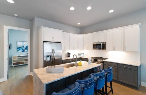 Haynes Area House | Rooftop Patio! Fire Pit, TV, Mural + Skyline View!