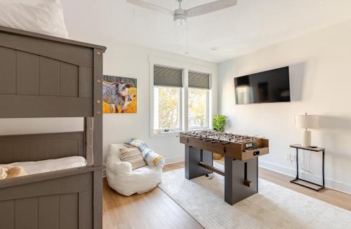 McFerrin Park House | Rooftop Retreat & Skyline Views