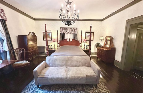 Shelbyville Bed & Breakfast | Room 4 King Belmont Inn. In room private bathroom 2nd floor Shelbyville, TN