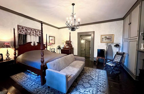 Shelbyville Bed & Breakfast | Room 4 King Belmont Inn. In room private bathroom 2nd floor Shelbyville, TN