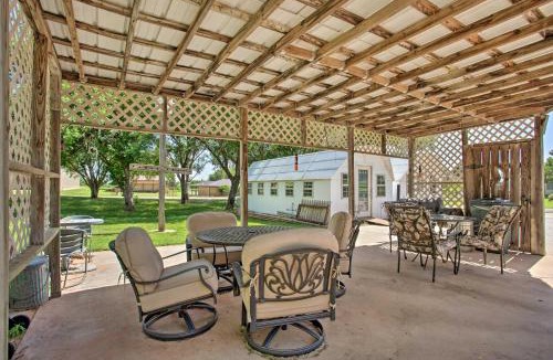 Custer County House | Rustic Home w/Patio, 1 Mi to Sunset Beach!