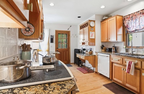 Merriam Park West House | Rustic Urban Retreat - 1 Block to St. Thomas - Cedarwood Sauna & Sunny Deck