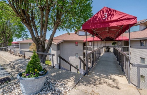 Lake Hamilton Condo | Sally's Blue Pearl 3 Br/2 Bath - Sept. 2025 Discounts. INQUIRE FOR PRICE!